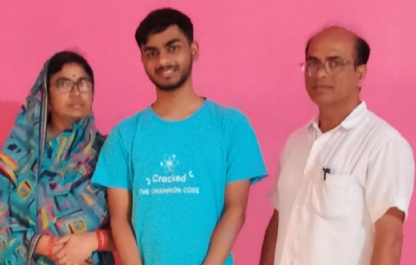 अपने माता-पिता के साथ श्रेयांस पांडेय।