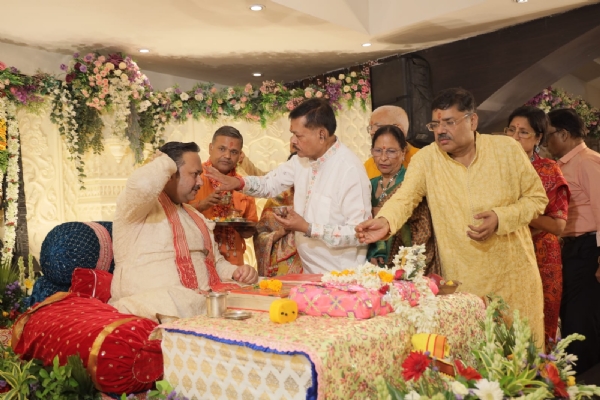पूर्वांचल कल्याण आश्रम के तत्वावधान में आयोजित श्री राम कथा में शामिल भक्तजन