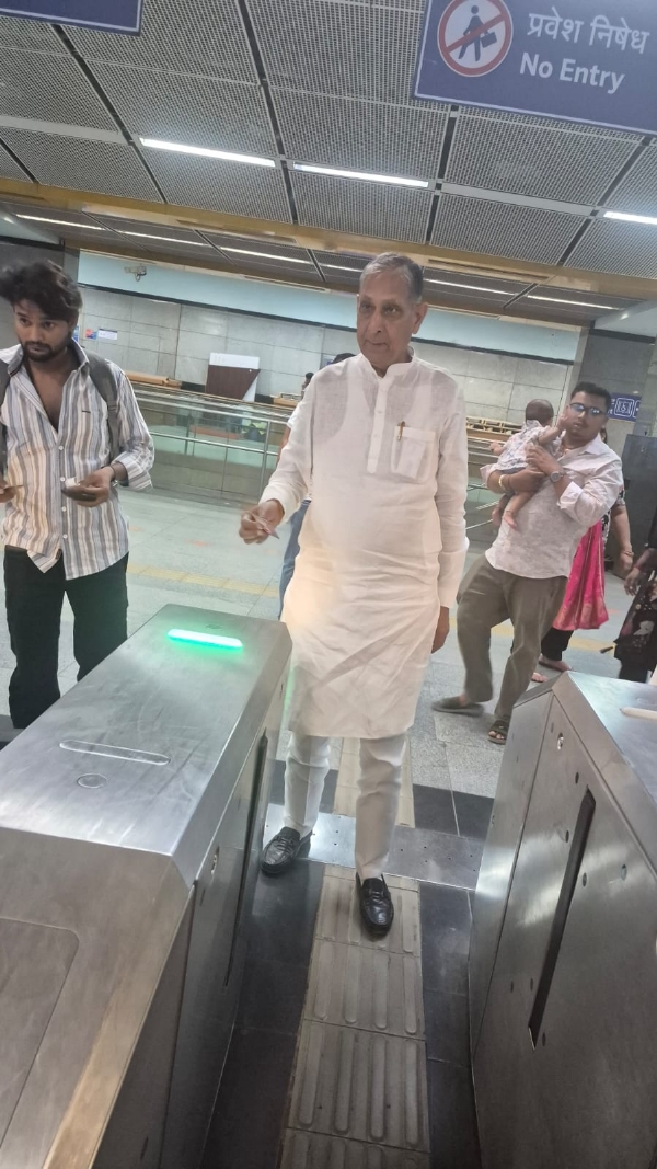 एमसीडी के नेता सदन जय भगवान यादव मेट्रों में यात्रा के लिए जाते हुए।