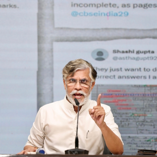 कांग्रेस मीडिया विभाग एक अध्यक्ष पवन खेड़ा कांग्रेस मुख्यालय में पत्रकार वार्ता को संबोधित करते हुए