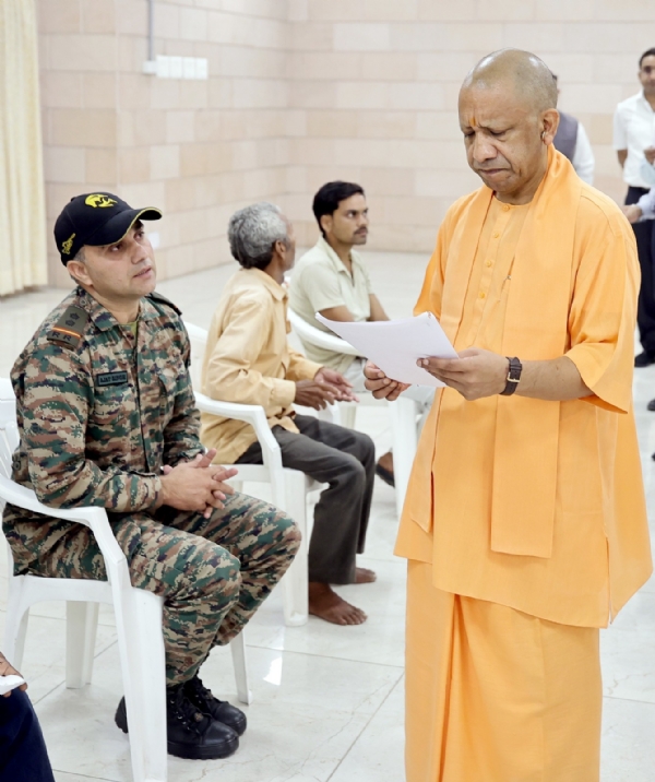 जनता दर्शन करते सीएम योगी