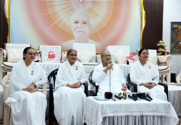 मंडी में पत्रकारों से बात करते हुए बीके शीला।