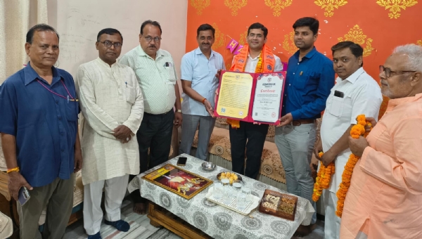डॉक्टरेट मानद उपाधि प्राप्त करने पर डॉ. नरेंद्र प्रताप गंगवार का अभिनंदन करते जय शिवाजी जय सरदार पटेल फाउंडेशन ट्रस्ट के पदाधिकारी एवं सदस्य।