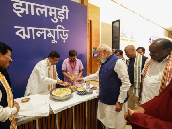 राजग बैठक के दौरान झालमुरी खाते समय प्रधानमंत्री राजग बैठक के दौरान झालमुरी खाते समय प्रधानमंत्री
