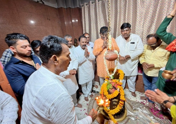 इंदौरः प्रधानमंत्री मोदी के 12 वर्ष पूर्ण होने पर मंत्री तुलसीराम सिलावट ने किया अभिषेक-पूजन इंदौरः प्रधानमंत्री मोदी के 12 वर्ष पूर्ण होने पर मंत्री तुलसीराम सिलावट ने किया अभिषेक-पूजन