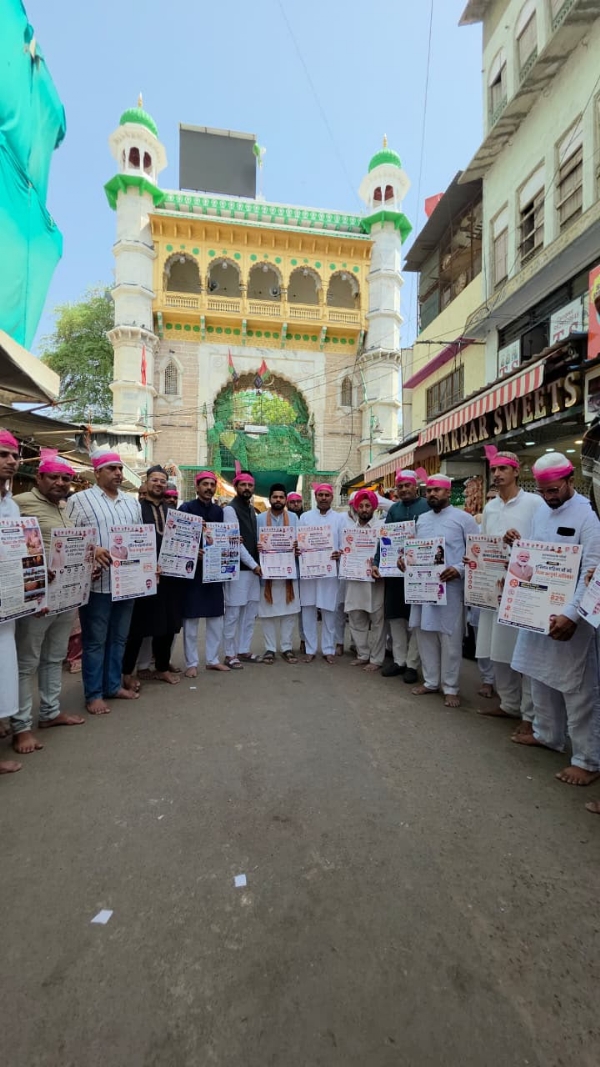 To mark the completion of 12 successful years of the Modi government, a havan and aarti were performed at the Sitaram Temple and a chadar was presented at the dargah. To mark the completion of 12 successful years of the Modi government, a havan and aarti were performed at the Sitaram Temple and a chadar was presented at the dargah.