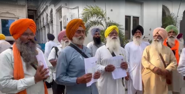 ਪਾਕਿਸਤਾਨ ਰਵਾਨਾ ਹੋਣ ਮੌਕੇ ਸ਼ਰਧਾਲੂ। ਪਾਕਿਸਤਾਨ ਰਵਾਨਾ ਹੋਣ ਮੌਕੇ ਸ਼ਰਧਾਲੂ।