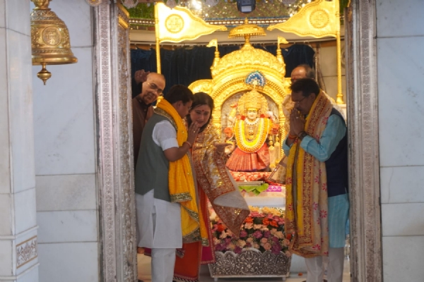 भाजपा के राष्ट्रीय अध्यक्ष नितिन नवीन, दिल्ली अध्यक्ष हर्ष मल्होत्रा, सांसद बांसुरी स्वराज झंडेवालान मंदिर में पूजा-अर्चना करते हुए। भाजपा के राष्ट्रीय अध्यक्ष नितिन नवीन, दिल्ली अध्यक्ष हर्ष मल्होत्रा, सांसद बांसुरी स्वराज झंडेवालान मंदिर में पूजा-अर्चना करते हुए।