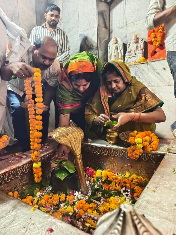 प्रधानमंत्री नरेंद्र मोदी के 12 वर्ष पूरे होने पर गौरी शंकर मंदिर में विशेष पूजा अर्चना करते हुए राज्य सभा सांसद सीमा द्विवेदी प्रधानमंत्री नरेंद्र मोदी के 12 वर्ष पूरे होने पर गौरी शंकर मंदिर में विशेष पूजा अर्चना करते हुए राज्य सभा सांसद सीमा द्विवेदी