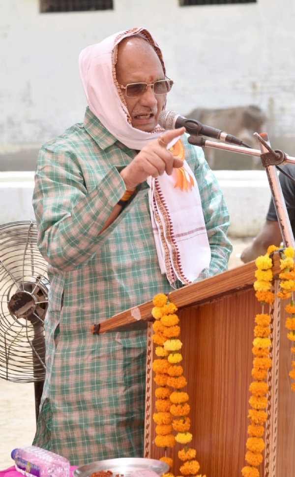 मंत्री धर्मपाल सिंह गौ सेवा को लेकर के निरीक्षण करते हुए मंत्री धर्मपाल सिंह गौ सेवा को लेकर के निरीक्षण करते हुए