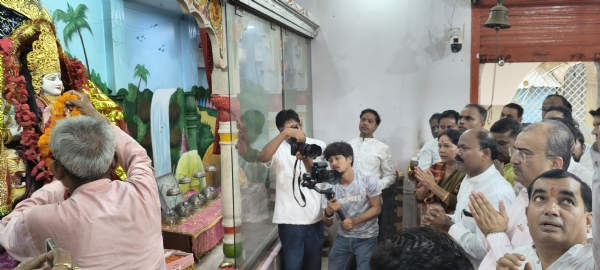 पूजा अर्चना करते पूर्व मंत्री मंगल पांडे पूजा अर्चना करते पूर्व मंत्री मंगल पांडे