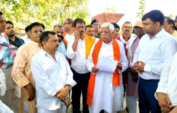 निरीक्षण करते सांसद वीडी राम निरीक्षण करते सांसद वीडी राम