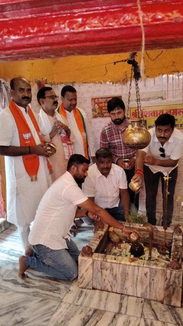 अररिया फोटो:शिवलिंग पर जलाभिषेक करते भाजपा नेता अररिया फोटो:शिवलिंग पर जलाभिषेक करते भाजपा नेता