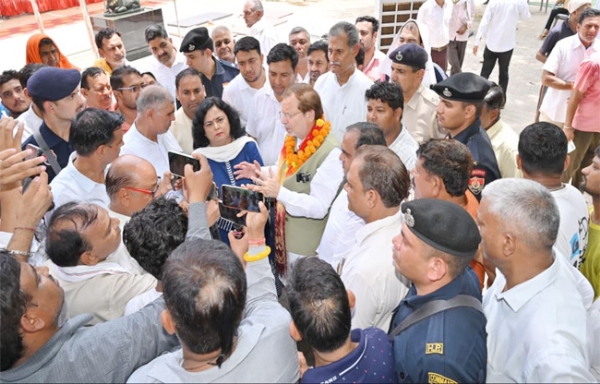 सोनीपत: लोगों के बीच विचार मंथन करते हुए मंत्री डा. अरविंद शर्मा सोनीपत: लोगों के बीच विचार मंथन करते हुए मंत्री डा. अरविंद शर्मा