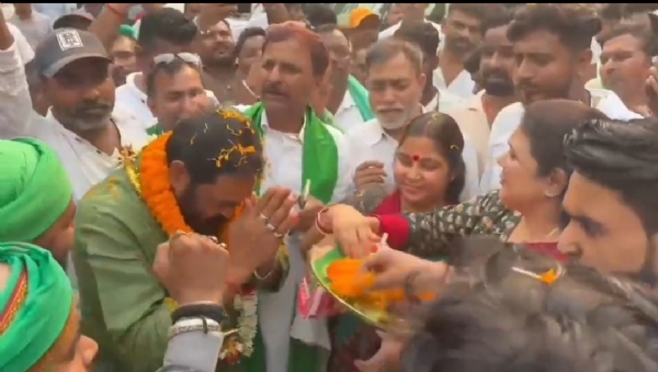 केंद्रीय सचिव विनोद पांडे का स्वागत करते कार्यकर्ता उनका अभिवादन स्वीकार करते विनोद पांडेय केंद्रीय सचिव विनोद पांडे का स्वागत करते कार्यकर्ता उनका अभिवादन स्वीकार करते विनोद पांडेय