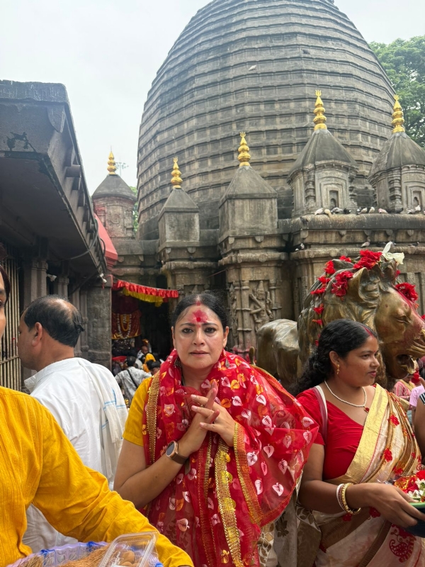 पूजा अर्चना करने पहुंची अग्निमित्र