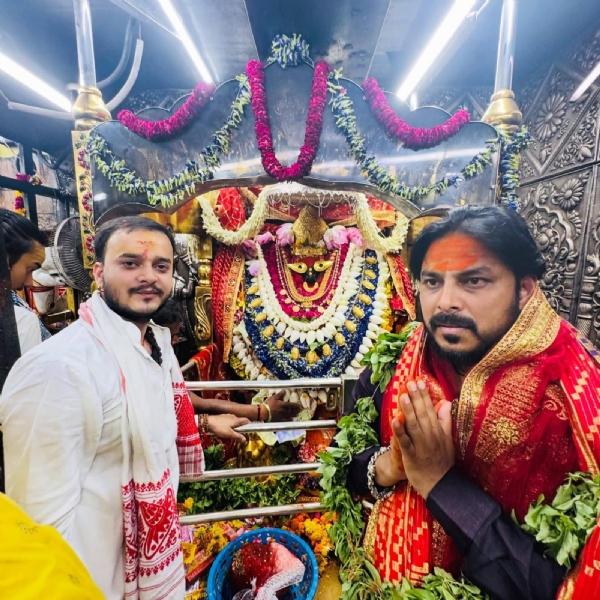 मां विंध्यवासिनी का दर्शन करते करणी सेना के राष्ट्रीय उपाध्यक्ष शनी सिंह। मां विंध्यवासिनी का दर्शन करते करणी सेना के राष्ट्रीय उपाध्यक्ष शनी सिंह।