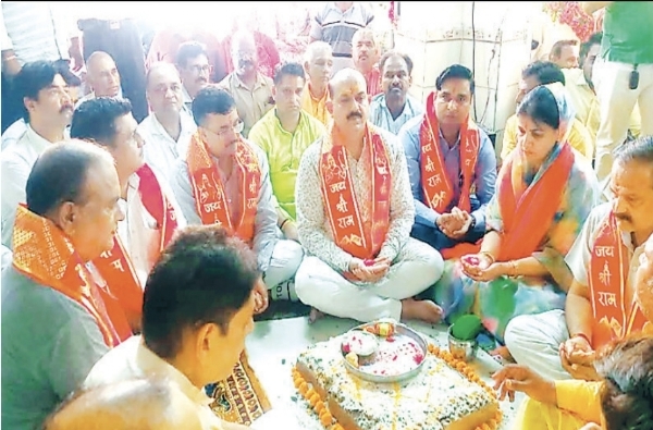 To mark the completion of 12 successful years of the Modi government, a havan and aarti were performed at the Sitaram Temple and a chadar was presented at the dargah. To mark the completion of 12 successful years of the Modi government, a havan and aarti were performed at the Sitaram Temple and a chadar was presented at the dargah.