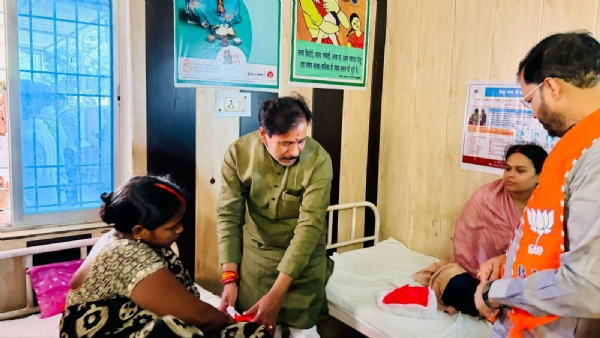 कैबिनेट मंत्री अनिल राजभर मरीजों में फल वितरित करते हुए कैबिनेट मंत्री अनिल राजभर मरीजों में फल वितरित करते हुए