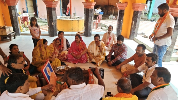 अररिया फोटो:विशेष पूजा अर्चना में भाजपा नेता अररिया फोटो:विशेष पूजा अर्चना में भाजपा नेता