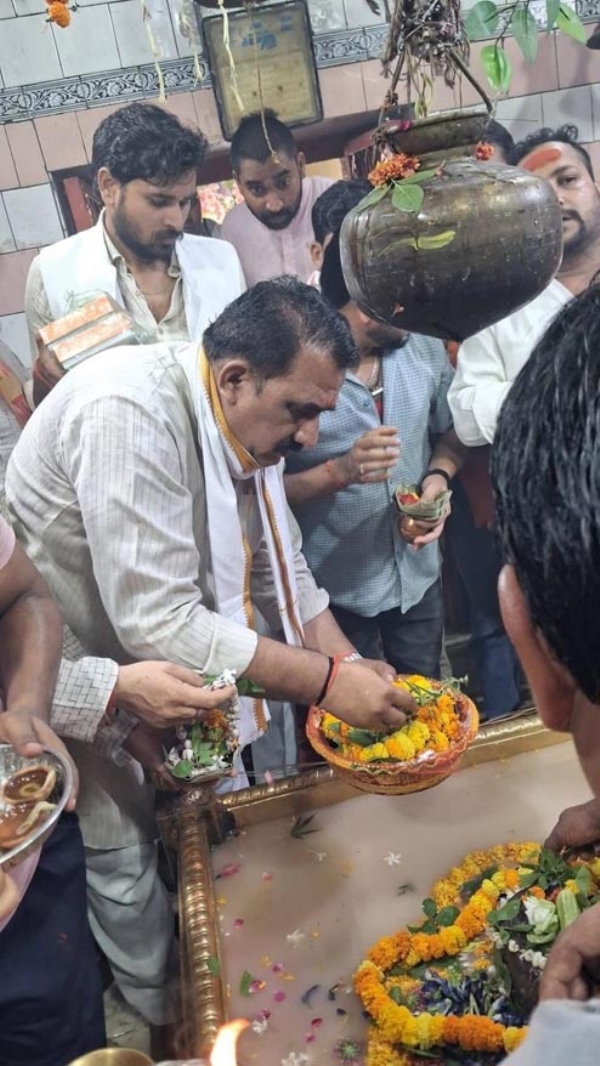पूजन करते जिलाध्यक्ष राजेश शुक्ल पूजन करते जिलाध्यक्ष राजेश शुक्ल