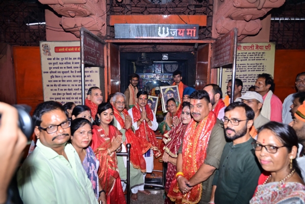 मंदिरों में भाजपा महिला मोर्चा की महिलाएं प्रधानमंत्री की दीर्घायु के लिए प्रार्थना करते हुए मंदिरों में भाजपा महिला मोर्चा की महिलाएं प्रधानमंत्री की दीर्घायु के लिए प्रार्थना करते हुए