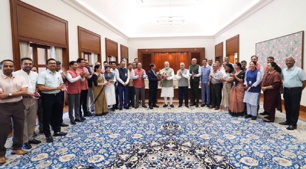 प्रधानमंत्री को बधाई देते प्रधानमंत्री कार्यालय के अधिकारी प्रधानमंत्री को बधाई देते प्रधानमंत्री कार्यालय के अधिकारी