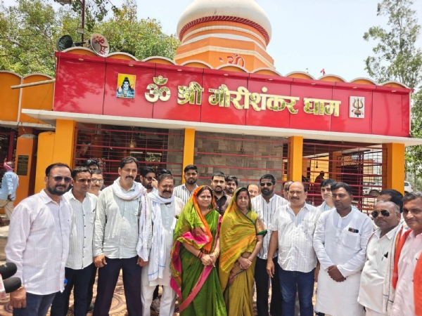 प्रधानमंत्री नरेंद्र मोदी के 12 वर्ष पूरे होने पर गौरी शंकर मंदिर के बाहर निकलते हुए बीजेपी कार्यकर्ता और राज्य सभा सांसद सीमा द्विवेदी प्रधानमंत्री नरेंद्र मोदी के 12 वर्ष पूरे होने पर गौरी शंकर मंदिर के बाहर निकलते हुए बीजेपी कार्यकर्ता और राज्य सभा सांसद सीमा द्विवेदी
