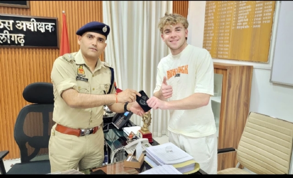 अलीगढ़ एसएसपी ने चोरी गए मोबाइल को वापस ऑस्ट्रेलियाई इन्फ्लुएंसर को लौटते हुए अलीगढ़ एसएसपी ने चोरी गए मोबाइल को वापस ऑस्ट्रेलियाई इन्फ्लुएंसर को लौटते हुए