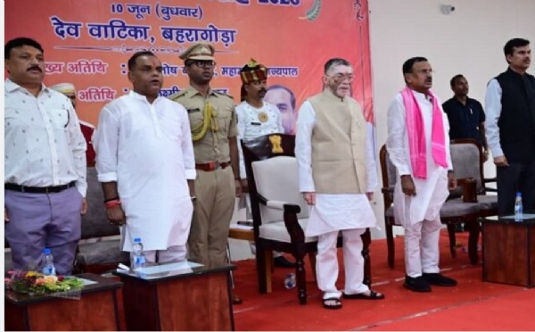 प्रतिभा सम्मान समारोह को संबोधित करते राज्यपाल संतोष गंगवार प्रतिभा सम्मान समारोह को संबोधित करते राज्यपाल संतोष गंगवार