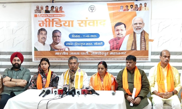 प्रेस वार्ता करते भाजपा के प्रदेश अध्यक्ष आदित्य साहू सहित अन्य प्रेस वार्ता करते भाजपा के प्रदेश अध्यक्ष आदित्य साहू सहित अन्य