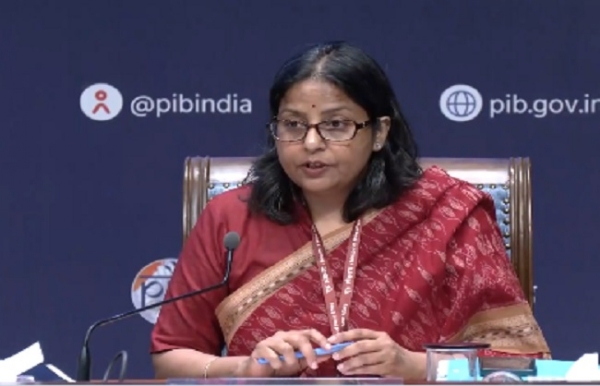 अंतर-मंत्रालयी प्रेसवार्ता को संबोधित करते पेट्रोलियम मंत्रालय की संयुक्त सचिव सुजाता शर्मा अंतर-मंत्रालयी प्रेसवार्ता को संबोधित करते पेट्रोलियम मंत्रालय की संयुक्त सचिव सुजाता शर्मा