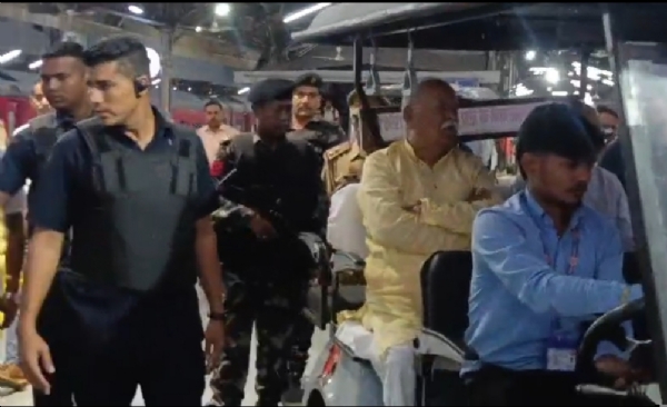 कड़ी सुरक्षा व्यवस्था के बीच रेलवे स्टेशन परिसर से बाहर आते आरएसएस प्रमुख मोहन भागवत कड़ी सुरक्षा व्यवस्था के बीच रेलवे स्टेशन परिसर से बाहर आते आरएसएस प्रमुख मोहन भागवत