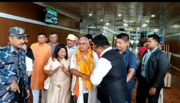 बागडोगरा एयरपोर्ट से निकलते दिलीप घोष बागडोगरा एयरपोर्ट से निकलते दिलीप घोष