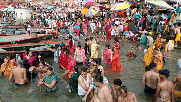 परमा एकादशी : दशाश्वमेघ घाट पर गंगा स्नान करते श्रद्धालु परमा एकादशी : दशाश्वमेघ घाट पर गंगा स्नान करते श्रद्धालु