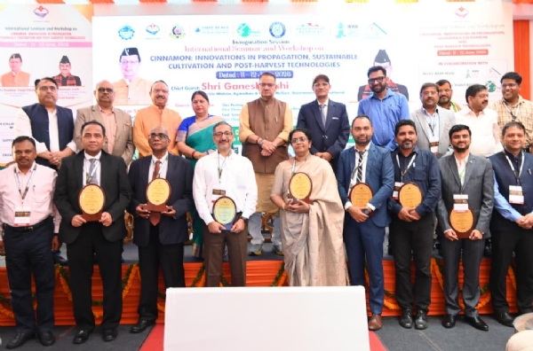सेमिनार में प्रतिभागियों के साथ गणेश जोशी। सेमिनार में प्रतिभागियों के साथ गणेश जोशी।