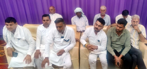 ‘महाराजा अरुट द्वार’ के निर्माण का विरोध जताते शहीद राव तुलाराम संघर्ष समिति के सदस्य। ‘महाराजा अरुट द्वार’ के निर्माण का विरोध जताते शहीद राव तुलाराम संघर्ष समिति के सदस्य।