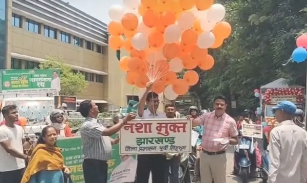 उपायुक्त राजीव रंजन गुब्बारे उड़ाते और सपथ दिलाते उपायुक्त राजीव रंजन गुब्बारे उड़ाते और सपथ दिलाते