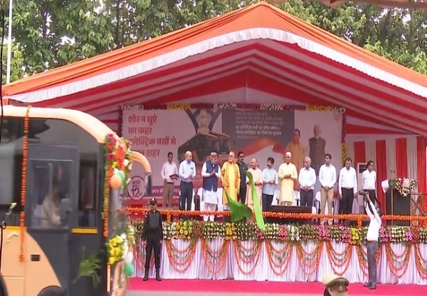 इलेक्ट्रिक बसों को हरी दिखाते मुख्यमंत्री योगी व अन्य मंत्री इलेक्ट्रिक बसों को हरी दिखाते मुख्यमंत्री योगी व अन्य मंत्री