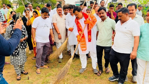 झाड़ू लगाकर स्वच्छता का संदेश देते ऊर्जा मंत्री तोमर झाड़ू लगाकर स्वच्छता का संदेश देते ऊर्जा मंत्री तोमर