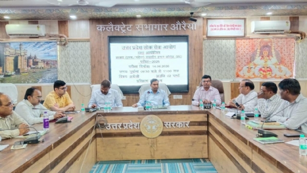 बैठक करते डीएम बृजेश कुमार बैठक करते डीएम बृजेश कुमार