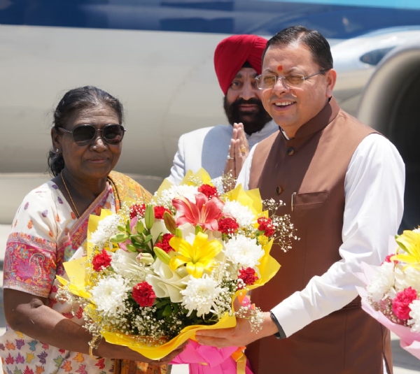 राष्ट्रपति का स्वागत करते राज्यपाल व मुख्यमंत्री। राष्ट्रपति का स्वागत करते राज्यपाल व मुख्यमंत्री।