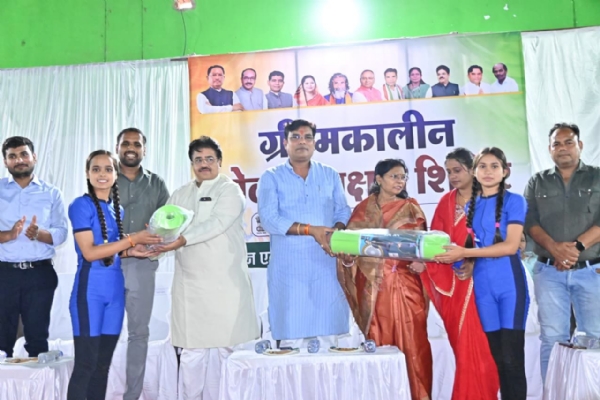 खिलाड़ियों को पुरस्कार देते हुए अतिथिगण। खिलाड़ियों को पुरस्कार देते हुए अतिथिगण।