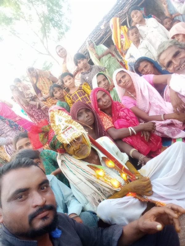 शादी समारोह में शामिल लोग