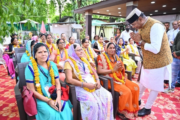 मंत्री सारंग वैष्णो देवी यात्रा पर जाने वाले श्रद्धालुओं का स्वागत करते हुए