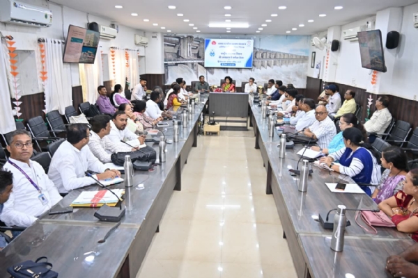 समीक्षा बैठक में उपस्थित जिले के अधिकारी-कर्मचारी। समीक्षा बैठक में उपस्थित जिले के अधिकारी-कर्मचारी।
