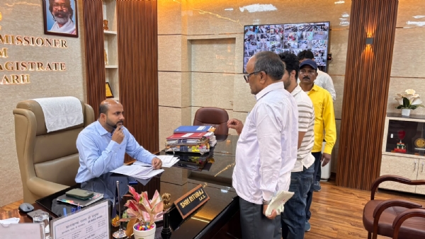 लोगों की समस्या सुनते डीसी लोगों की समस्या सुनते डीसी