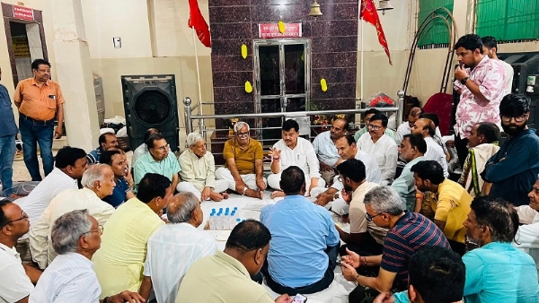 रात्रि विश्राम के दौरान ऊर्जा मंत्री तोमर ने लगाई जन चौपाल रात्रि विश्राम के दौरान ऊर्जा मंत्री तोमर ने लगाई जन चौपाल