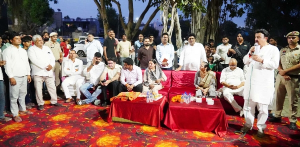 गुरुग्राम के गांव मैदावास में विकास परियोजनाओं के शिलान्यास के दौरान सभा को संबोधित करते मंत्री राव नरबीर सिंह। गुरुग्राम के गांव मैदावास में विकास परियोजनाओं के शिलान्यास के दौरान सभा को संबोधित करते मंत्री राव नरबीर सिंह।