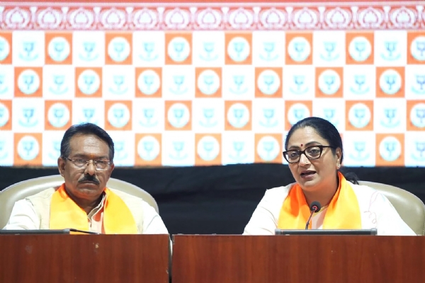 मुख्यमंत्री रेखा गुप्ता के साथ अन्य लोग मौजूद। मुख्यमंत्री रेखा गुप्ता के साथ अन्य लोग मौजूद।
